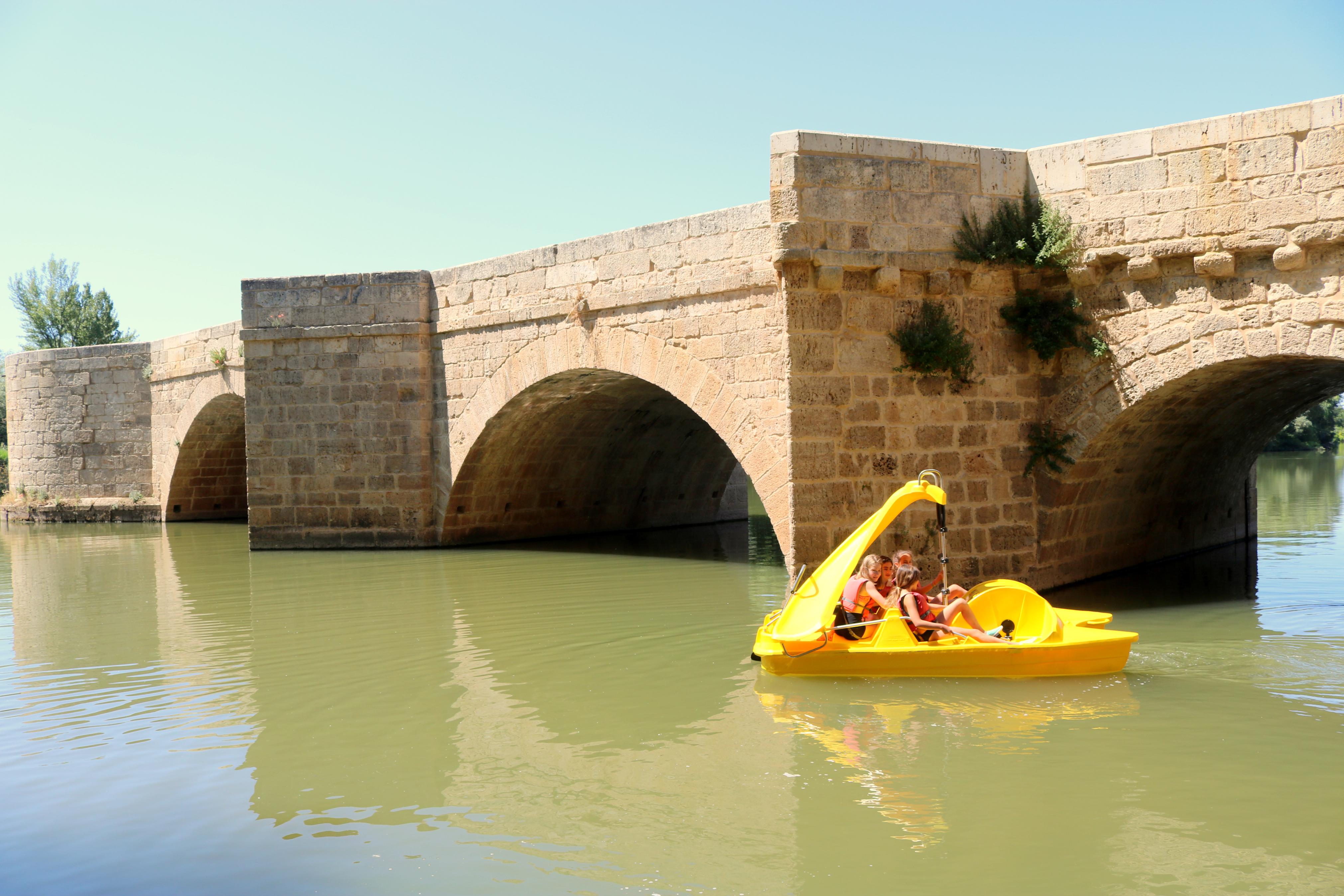 Las piraguas y barcas a pedales son un atractivo más en el Verano Cultural de Torquemada