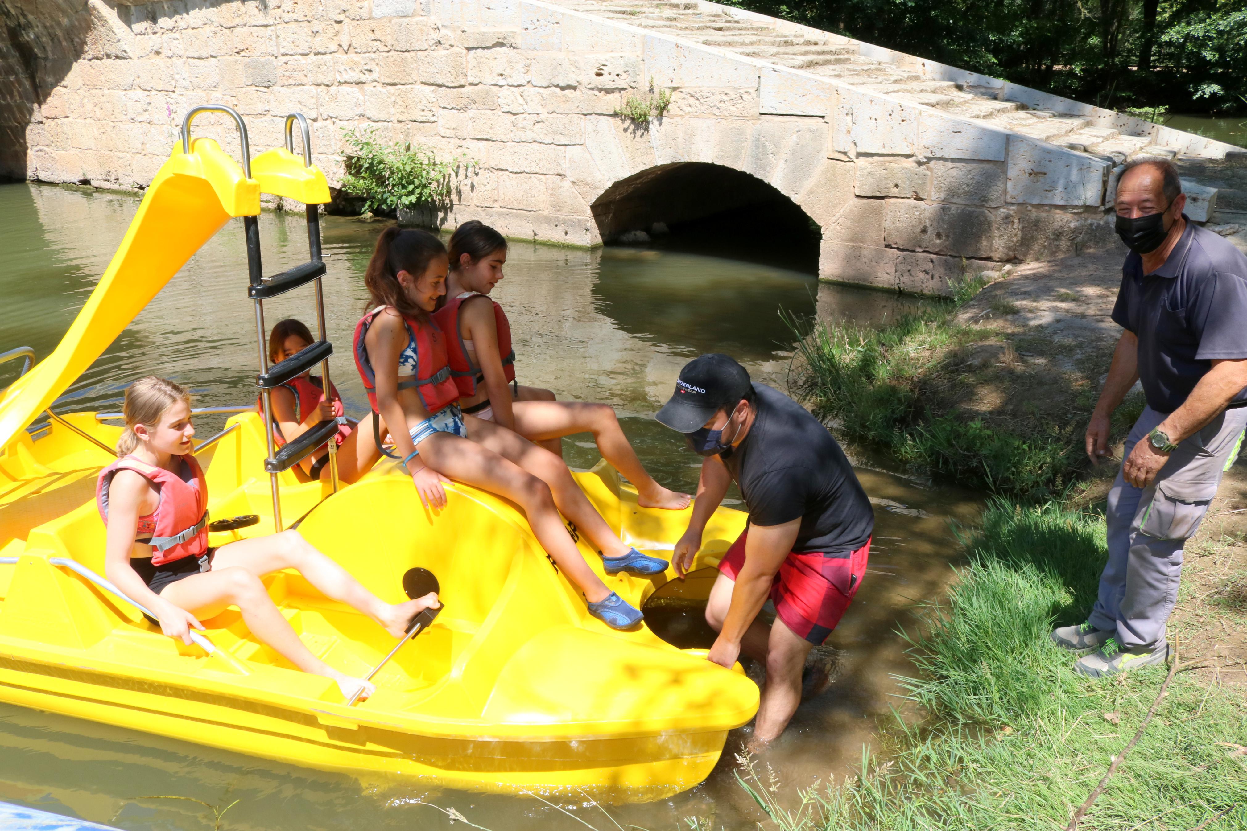 Las piraguas y barcas a pedales son un atractivo más en el Verano Cultural de Torquemada