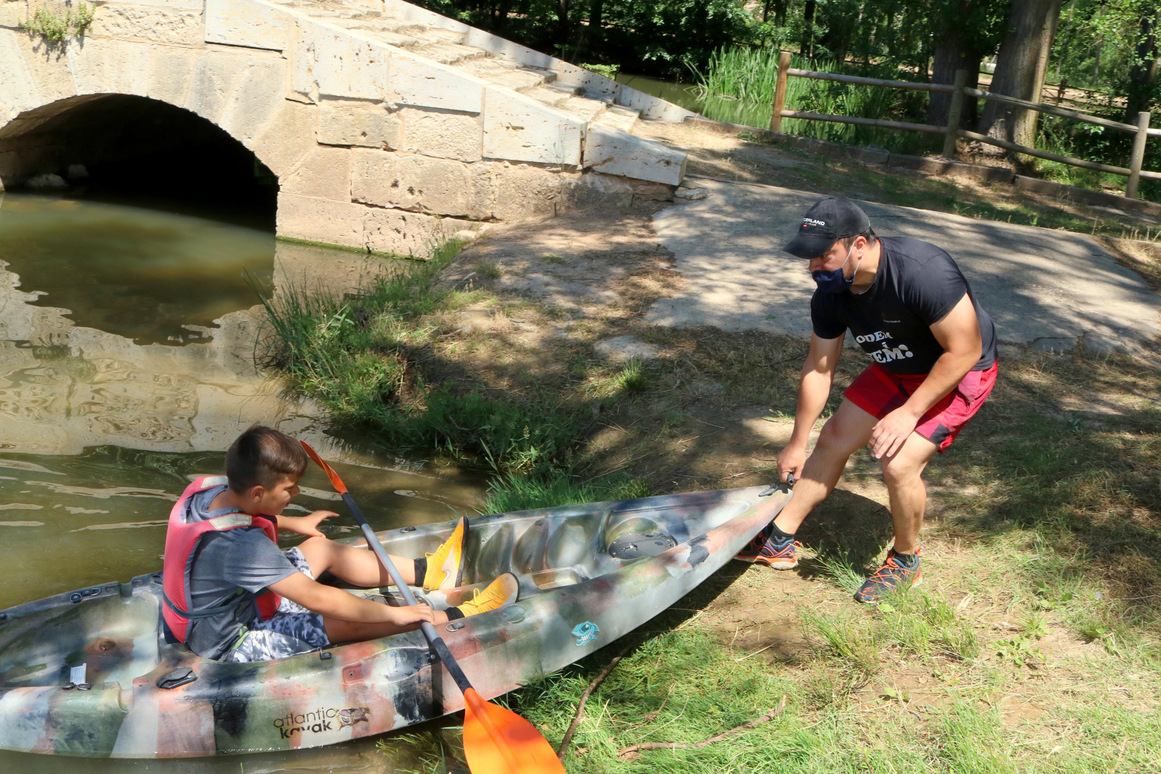 Las piraguas y barcas a pedales son un atractivo más en el Verano Cultural de Torquemada