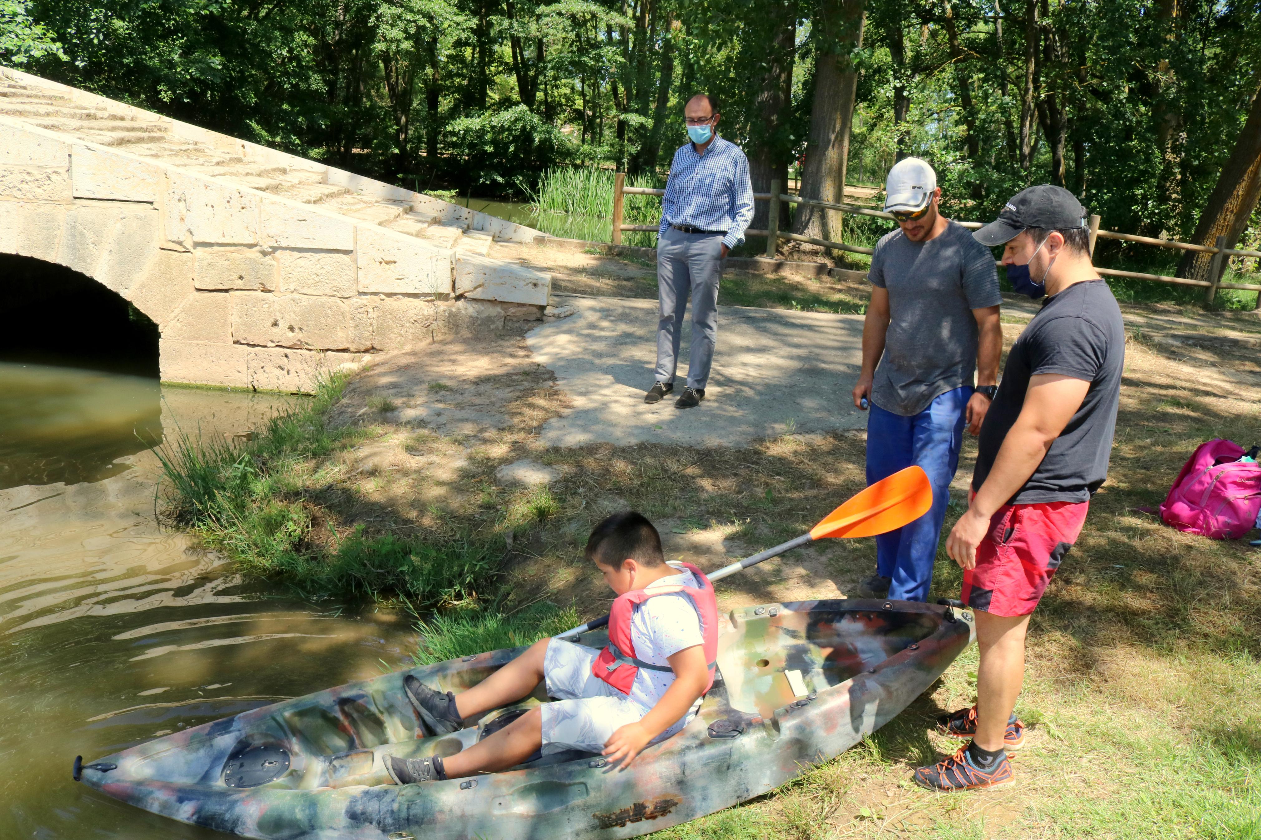 Las piraguas y barcas a pedales son un atractivo más en el Verano Cultural de Torquemada