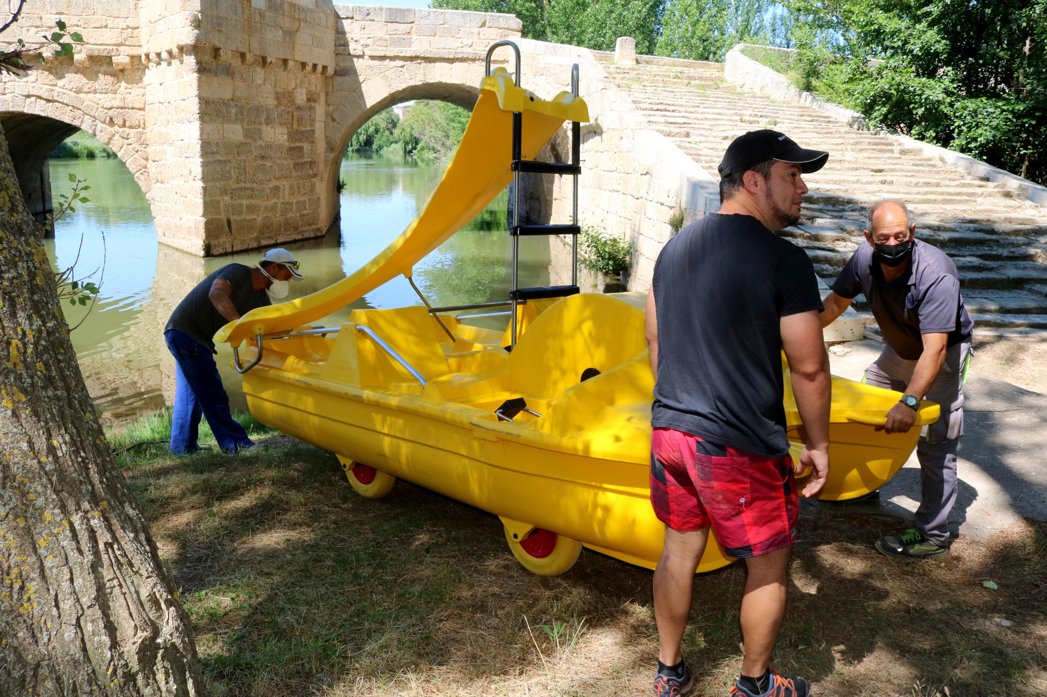 Las piraguas y barcas a pedales son un atractivo más en el Verano Cultural de Torquemada