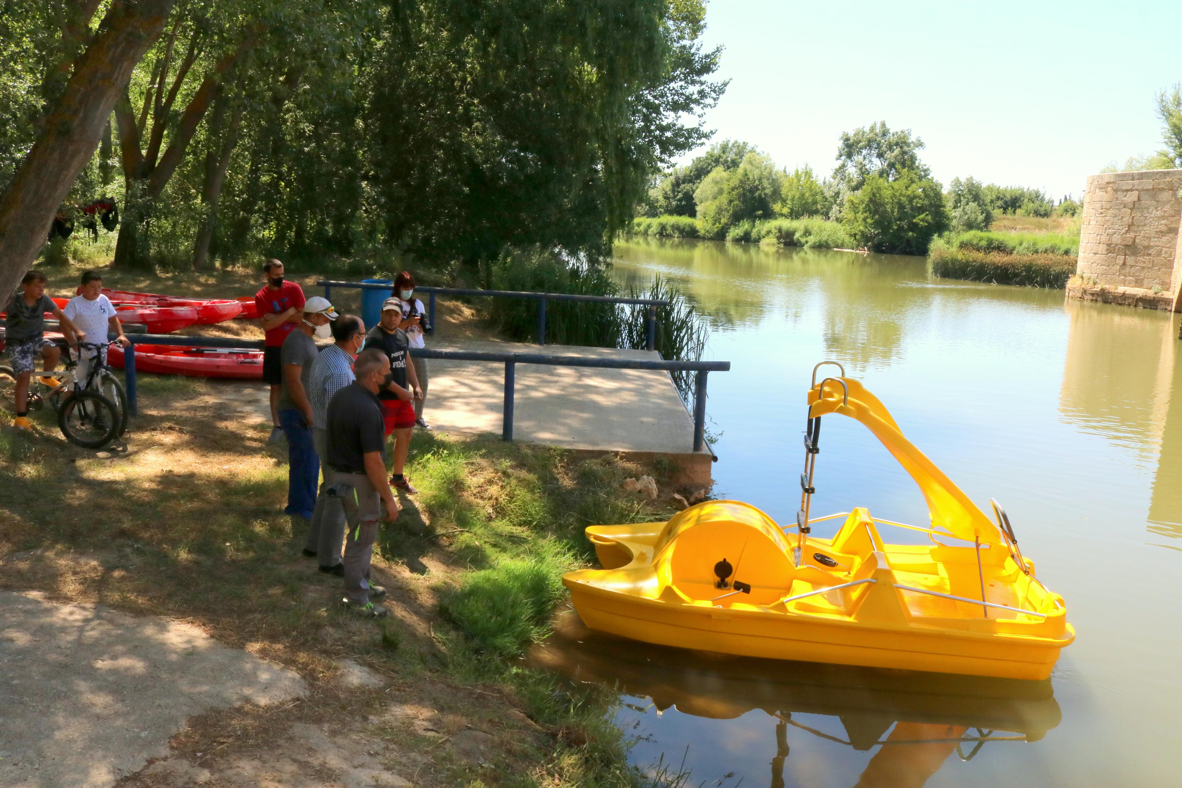 Las piraguas y barcas a pedales son un atractivo más en el Verano Cultural de Torquemada