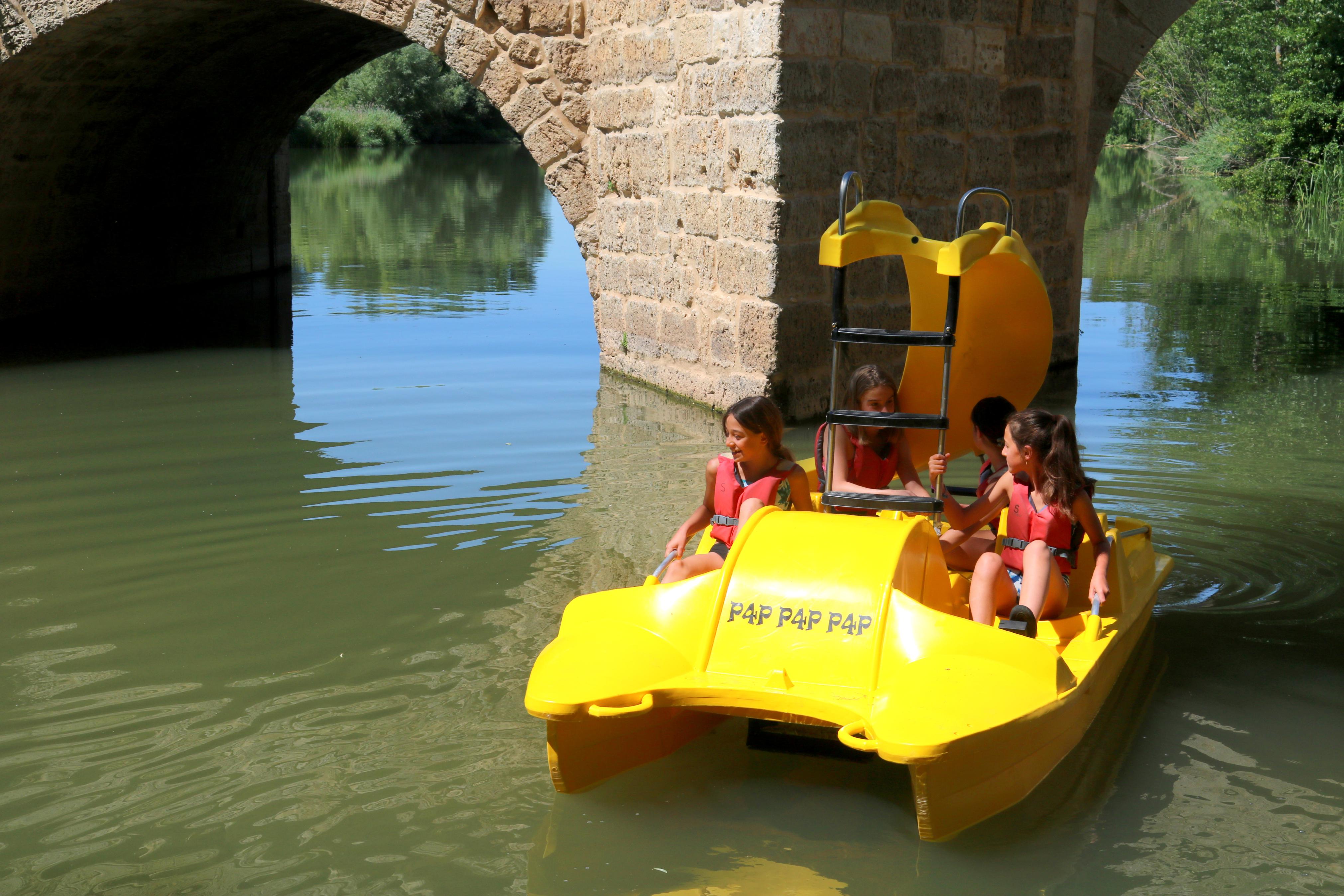 Las piraguas y barcas a pedales son un atractivo más en el Verano Cultural de Torquemada