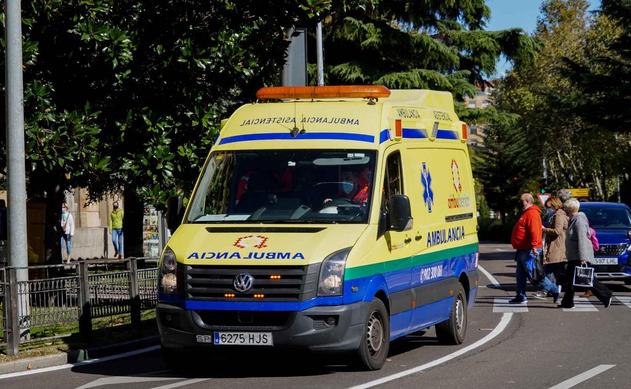 Ambulancia circulando por Salamanca 