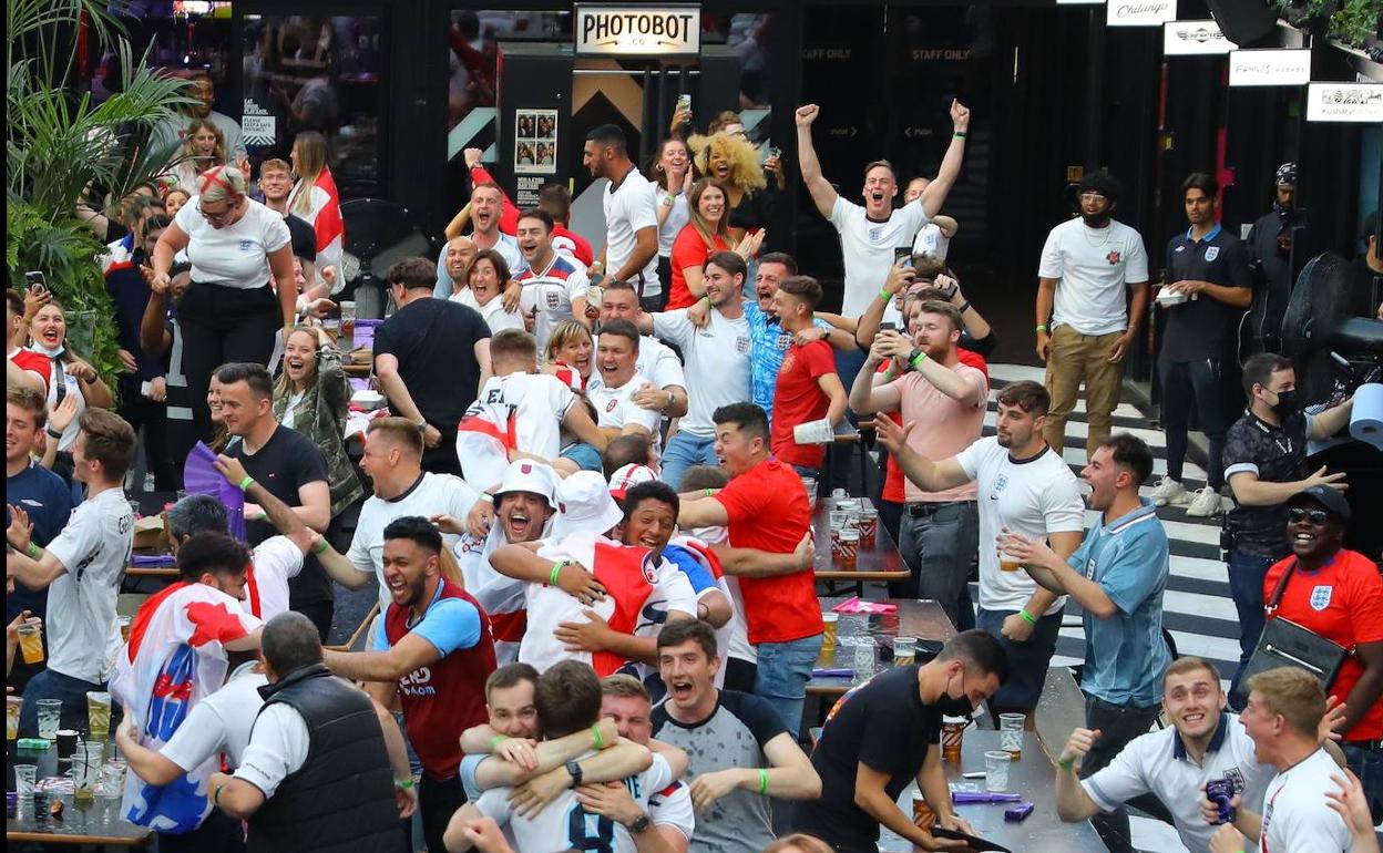 Aficionados ingleses celebran uno de los goles de la selección de Inglaterra,en la Eurocopa.