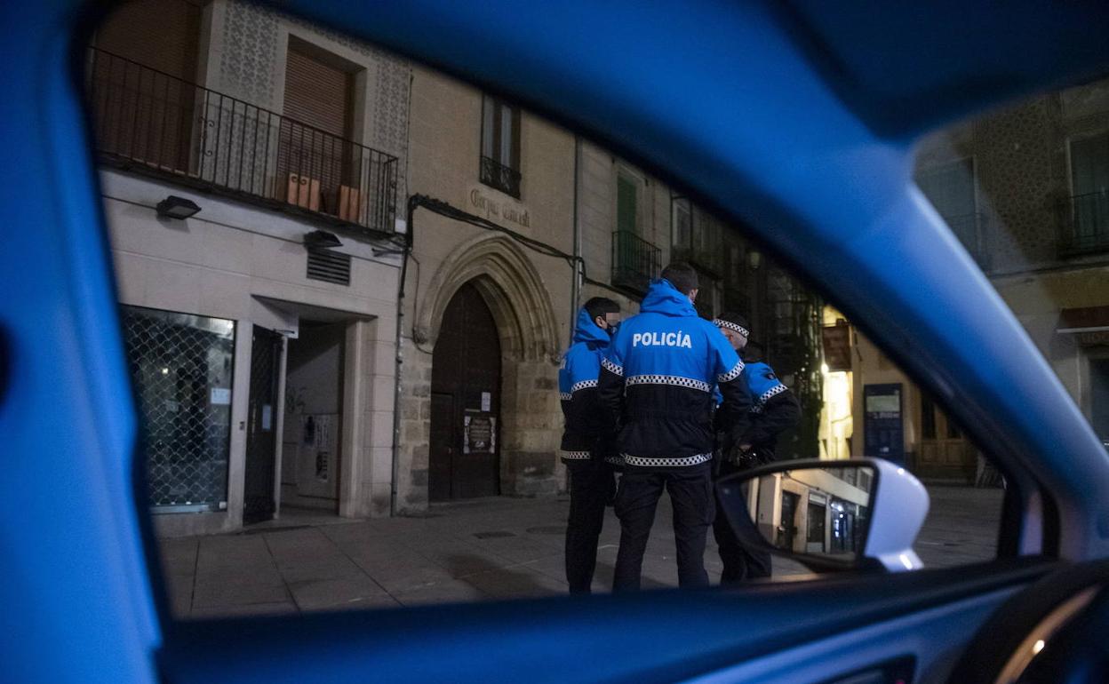 La Policía Local de Segovia tramita 24 multas el fin de semana, ocho de ellas en dos botellones