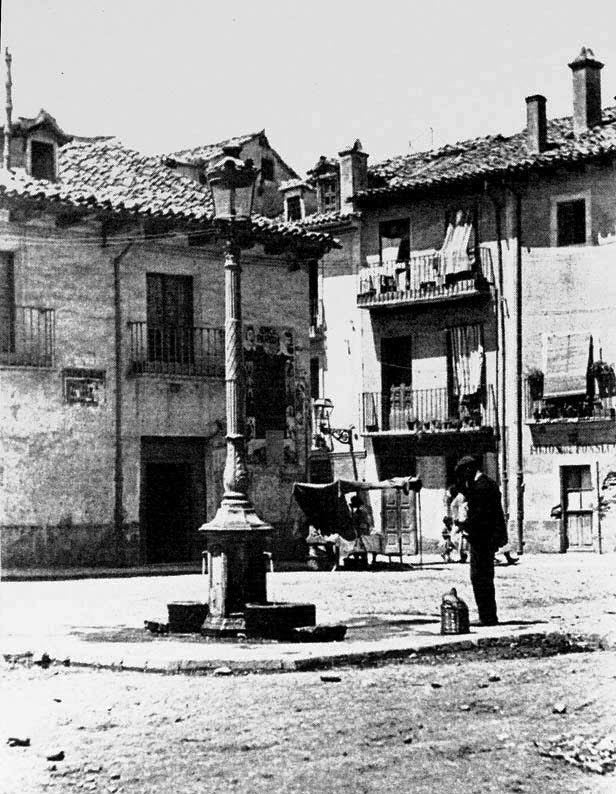 Abasteciéndose de agua en la fuente de La Solanilla.