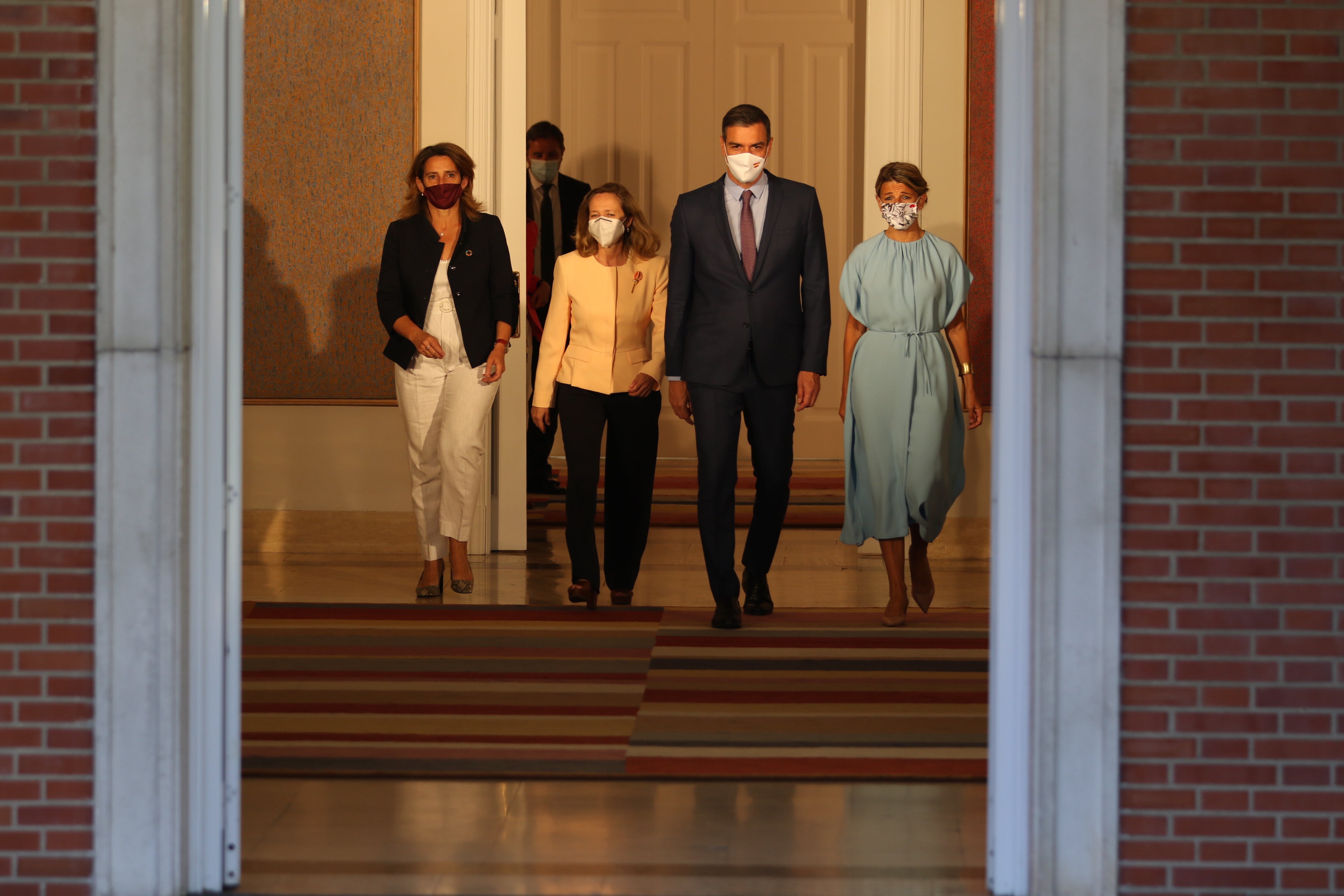 Pedro Sánchez junto a Nadia Calviño, Yolanda Díaz y Teresa Ribera, las tres vicepresidentas del Gobierno