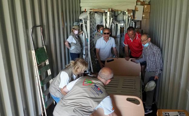 Voluntarios de la ONG Amyco preparan el cargamento que saldrá rumbo a Dakar.