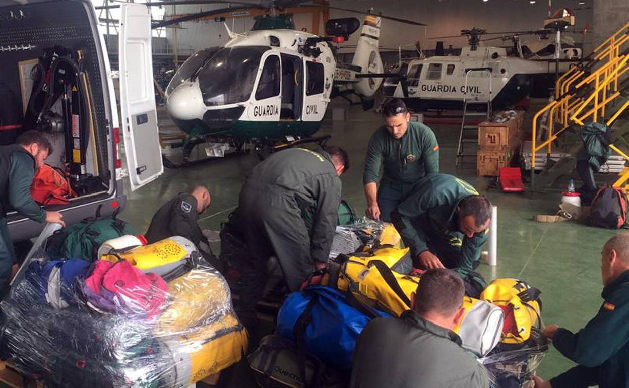 Miembros del Equipo del Rescate de Montaña de la Guardia Civil de Riaza preparan un operativo. 