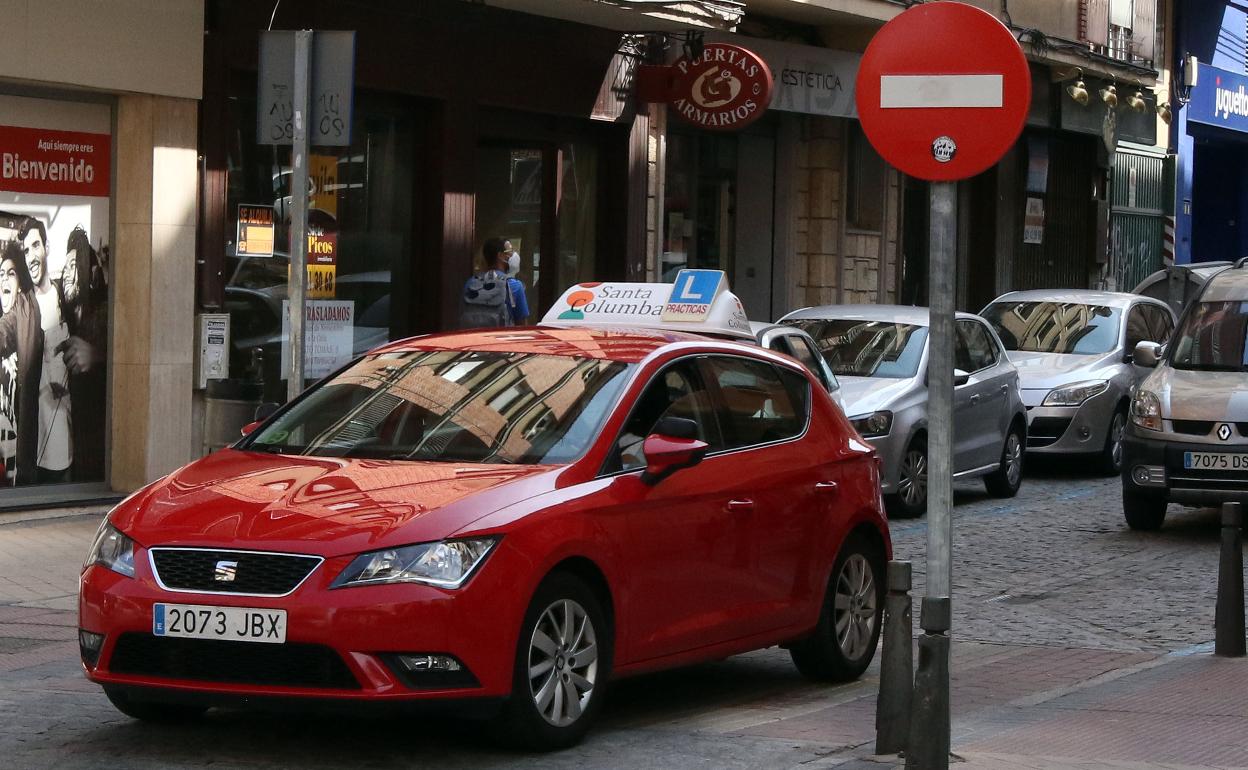 Un vehículo de prácticas recorre una de las calles de la ciudad..