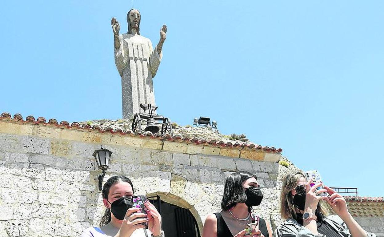Visitantes en el Cristo del Otero.