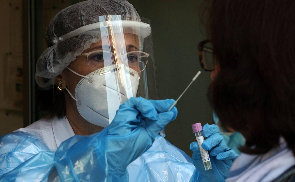 Una sanitaria realiza una PCR en el Hospital de Segovia durante la pandemia. 