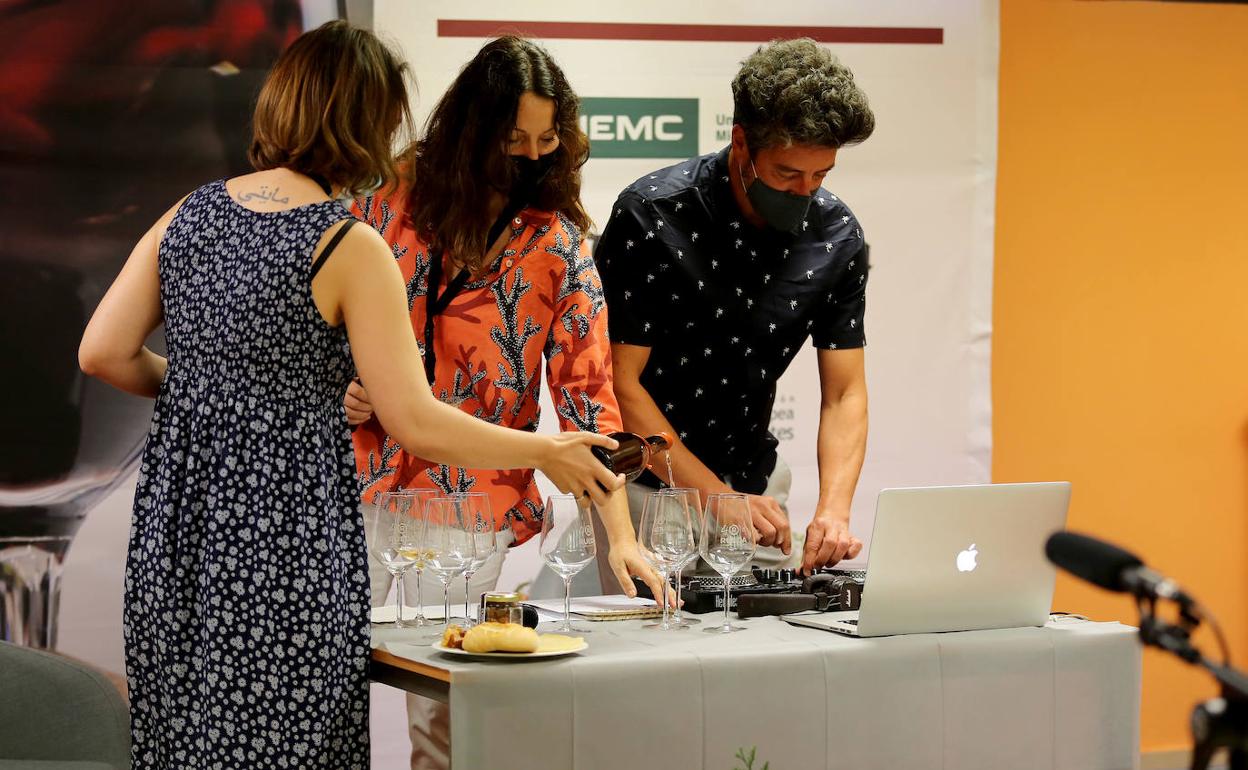 Cata de vinos y música, dirigida por Cristina Aldavero y Rubén García Franco, con la ayuda de Esther García. 