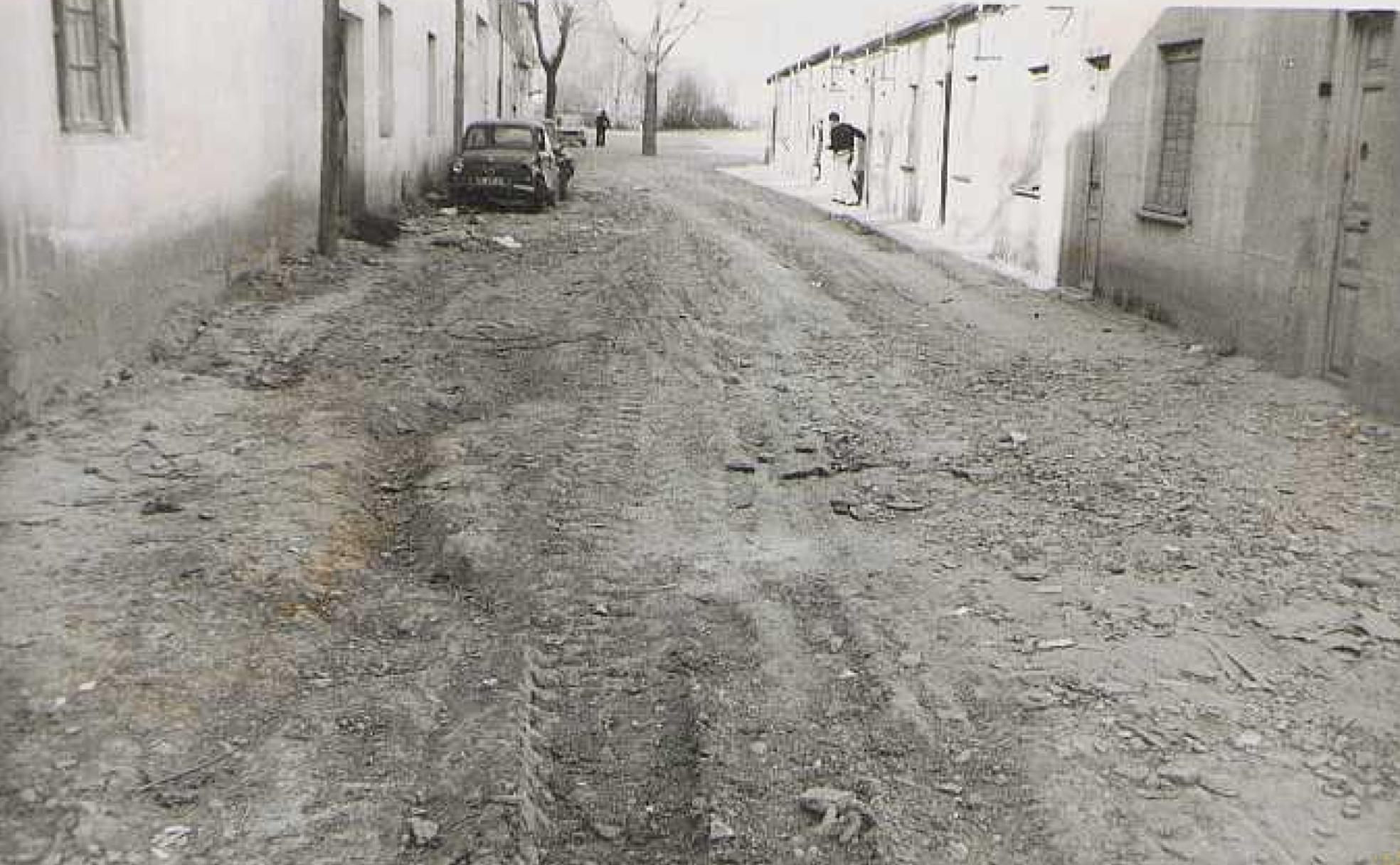 Calle sin asfaltar en el barrio de La Victoria a principios de los años 70. 