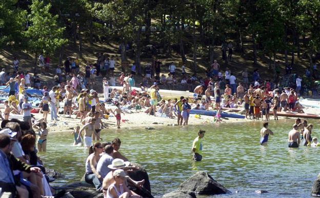 Bañistas y alguna piragua en una de las playas del Lago de Sanabria en una imagen anterior a la pandemia.