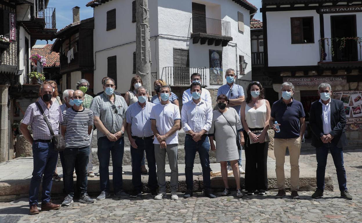 Tudanca posa junto a los alcaldes de la zona de La Alberca, con los que ha tenido la reunión 