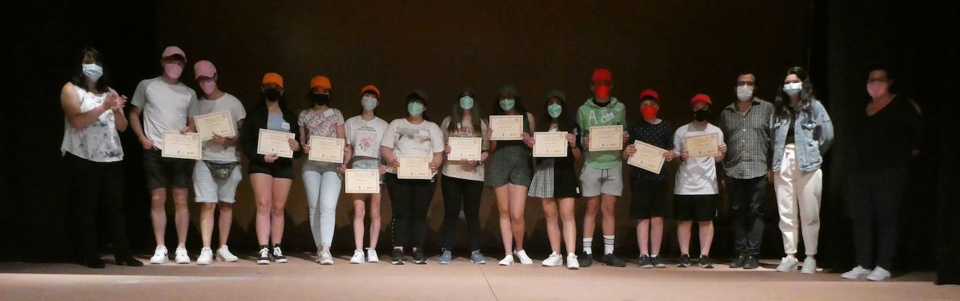 Participantes en el proyecto municipal de San Cristóbal de Segovia muestran sus acreditaciones.