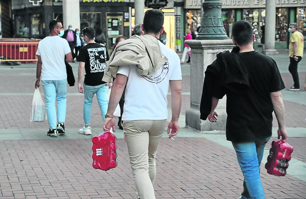 Jóvenes con latas de cerveza en la Plaza Mayor de Valladolid. 