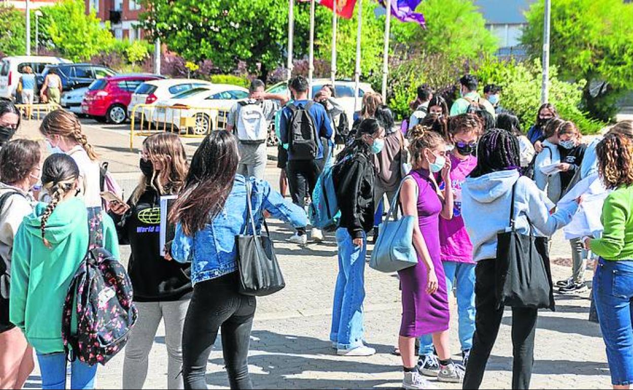 Jóvenes esperan a entrar en el examen, el pasado 7 de julio. 