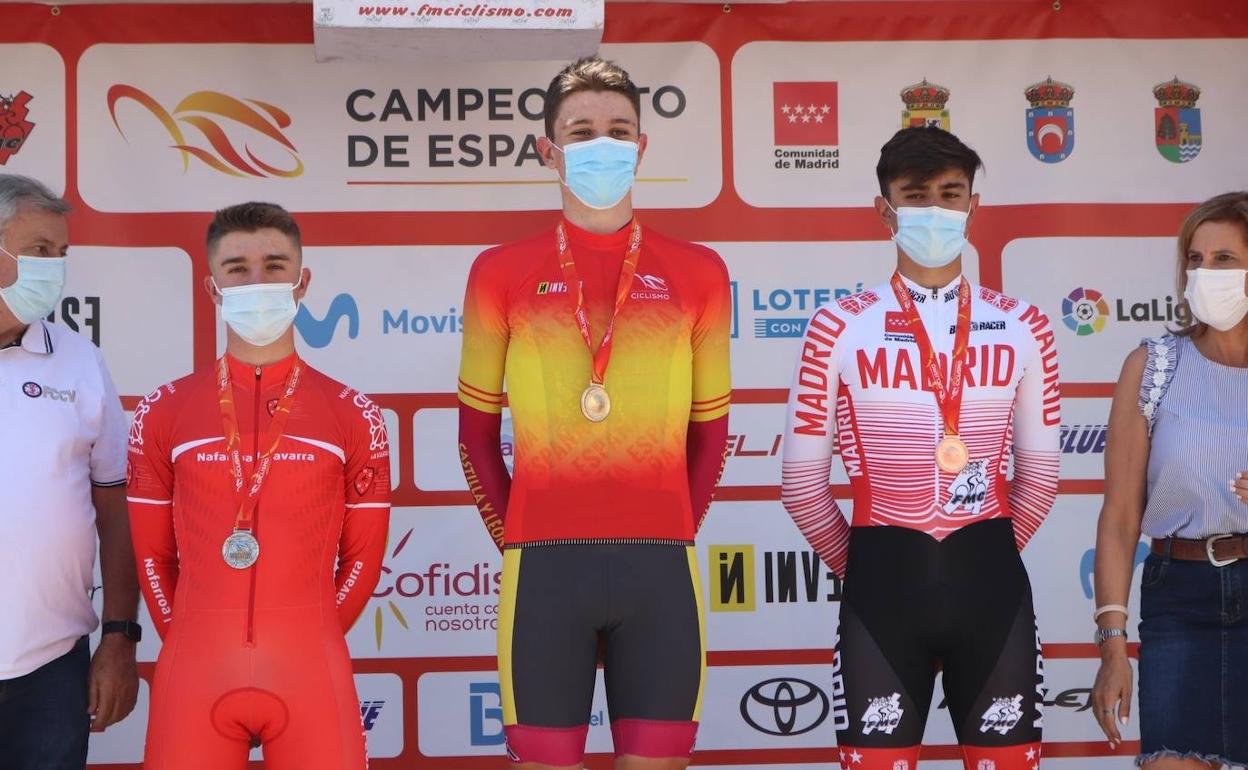 Iván Romeo, en lo alto del podio con el jersey de campeón de España. 