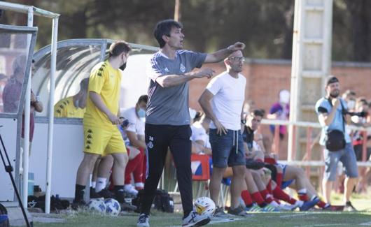 El técnico coloca a sus hombres durante el partido. 