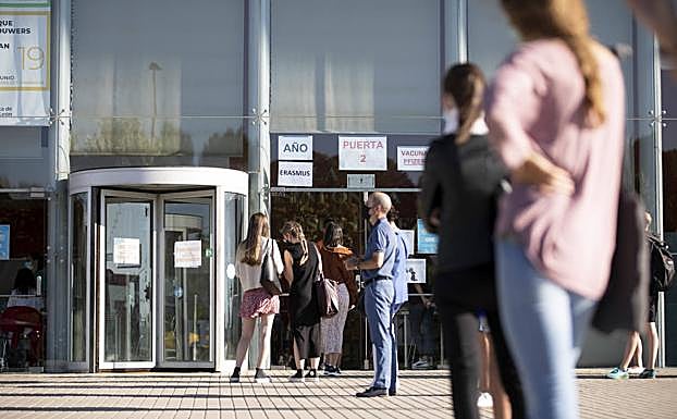 Fila de la puerta número dos del Centro Cultural Miguel Delibes donde se vacunaron este viernes los universitarios vallisoletanos con beca Erasmus 