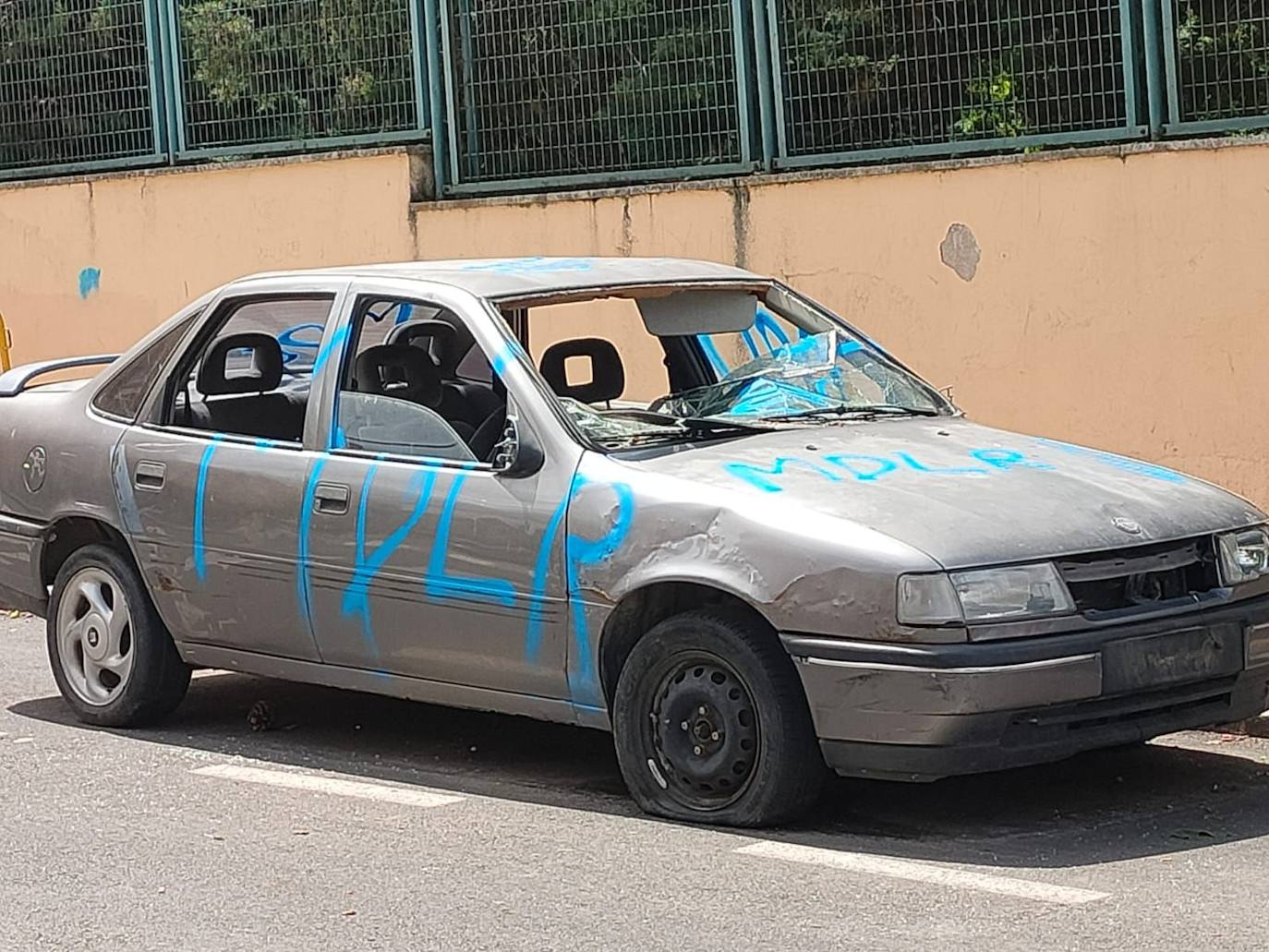 Coche abandonado durante meses en el barrio de San José.
