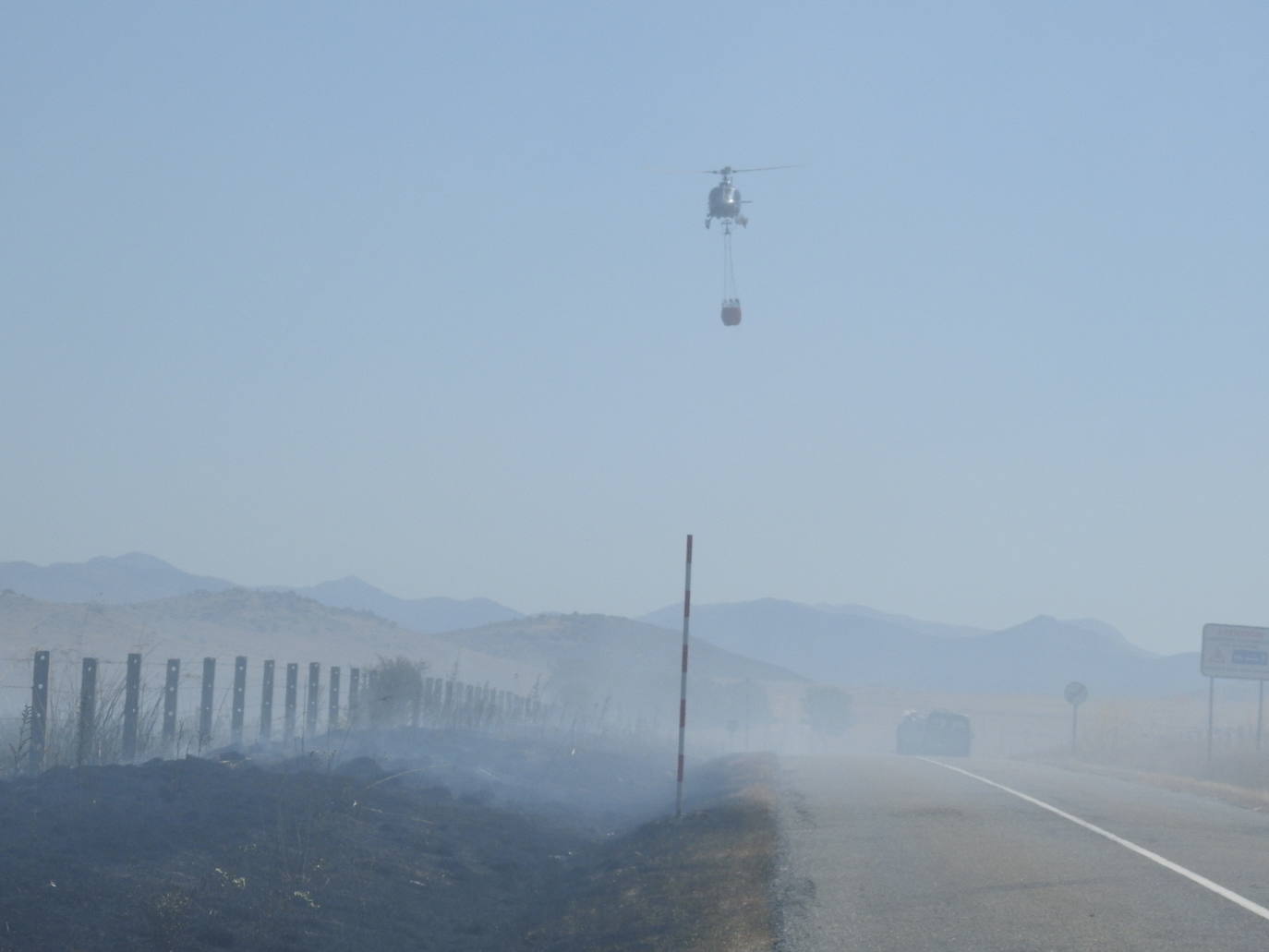 Los bomberos tienen que intervenir por segundo día en un incendio reavivado en Villacastín