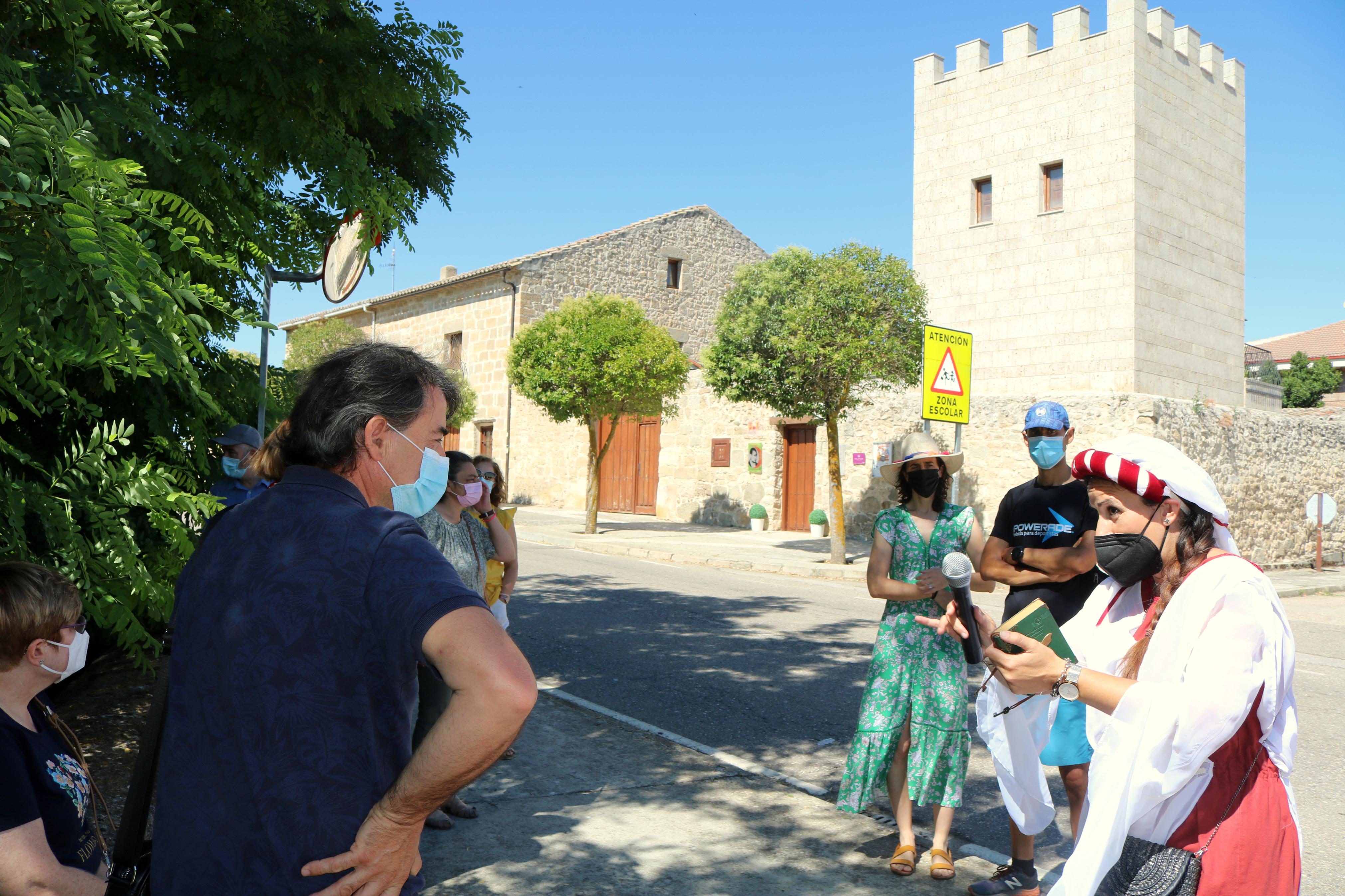 La actriz Erica González, en el papel de la doncella Doña Inés, muestra el patrimonio de Torquemada