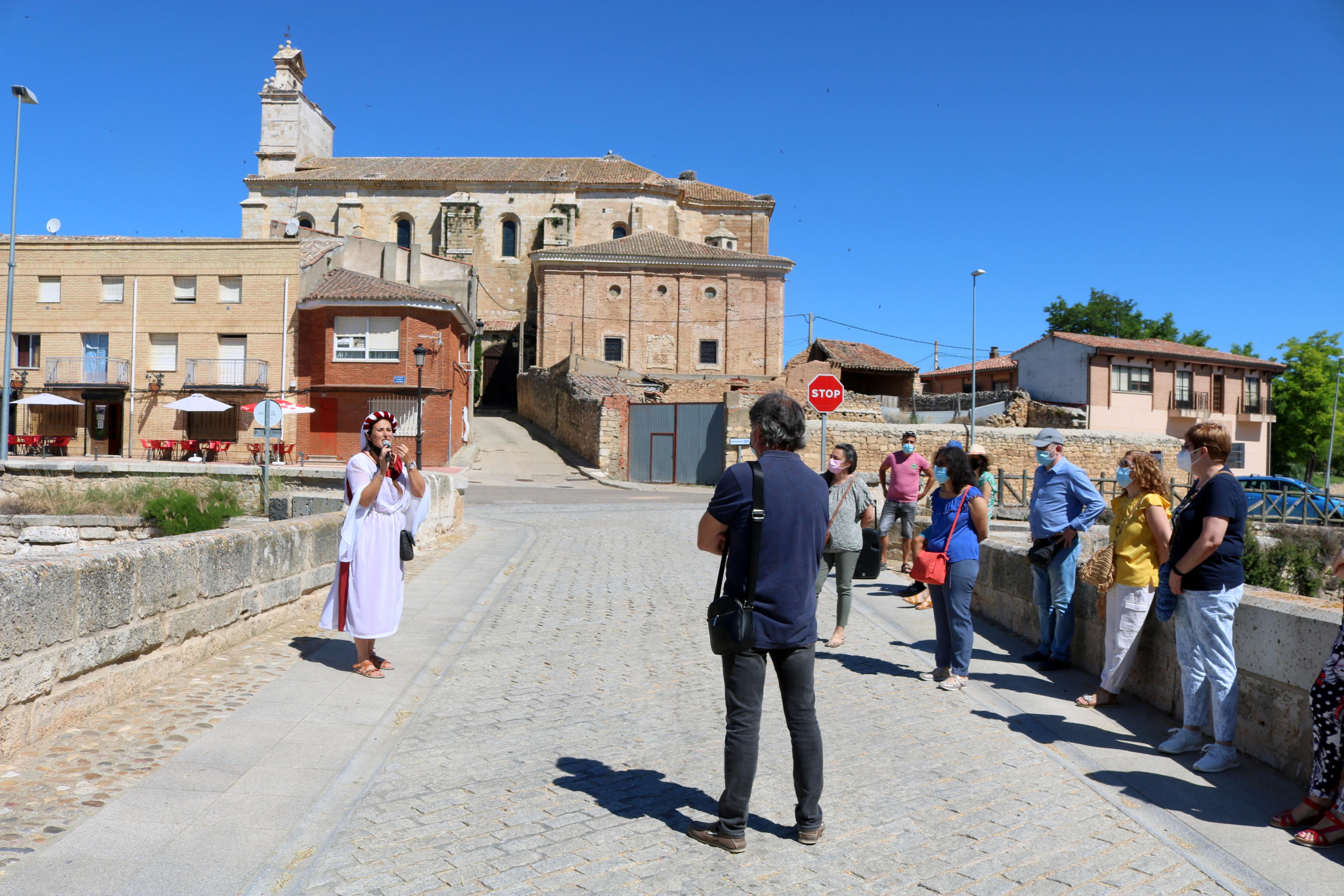 La actriz Erica González, en el papel de la doncella Doña Inés, muestra el patrimonio de Torquemada