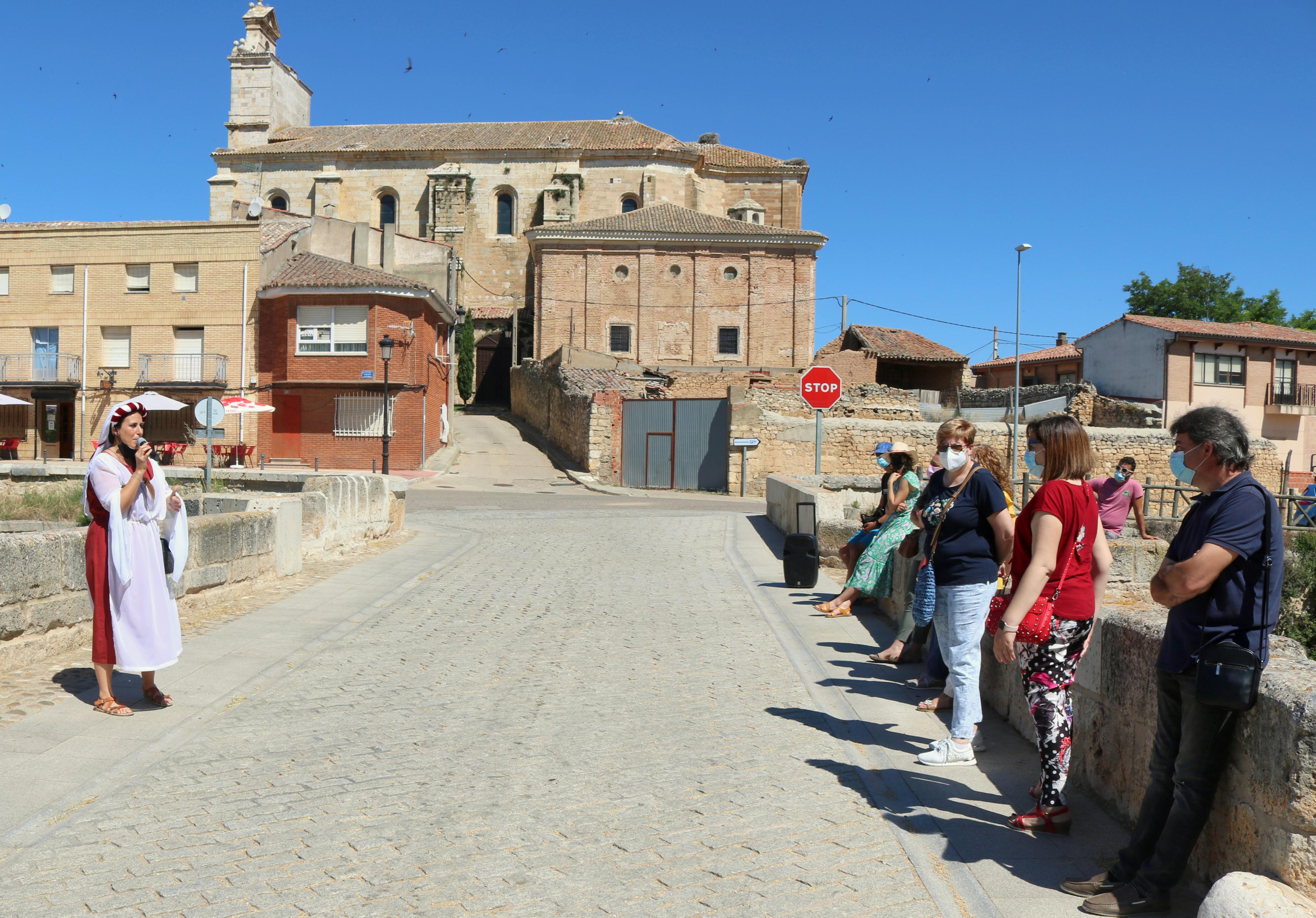 La actriz Erica González, en el papel de la doncella Doña Inés, muestra el patrimonio de Torquemada