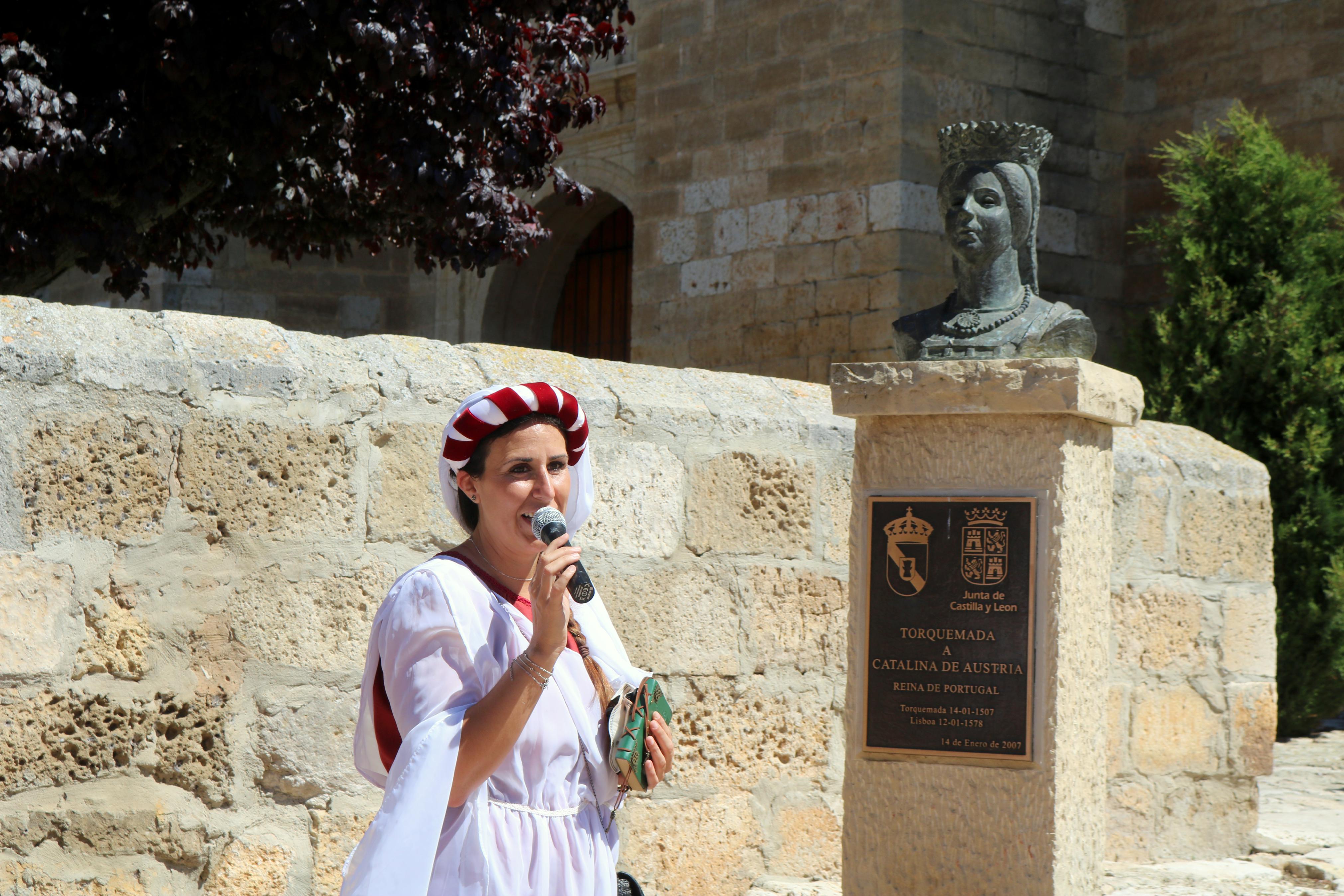 La actriz Erica González, en el papel de la doncella Doña Inés, muestra el patrimonio de Torquemada