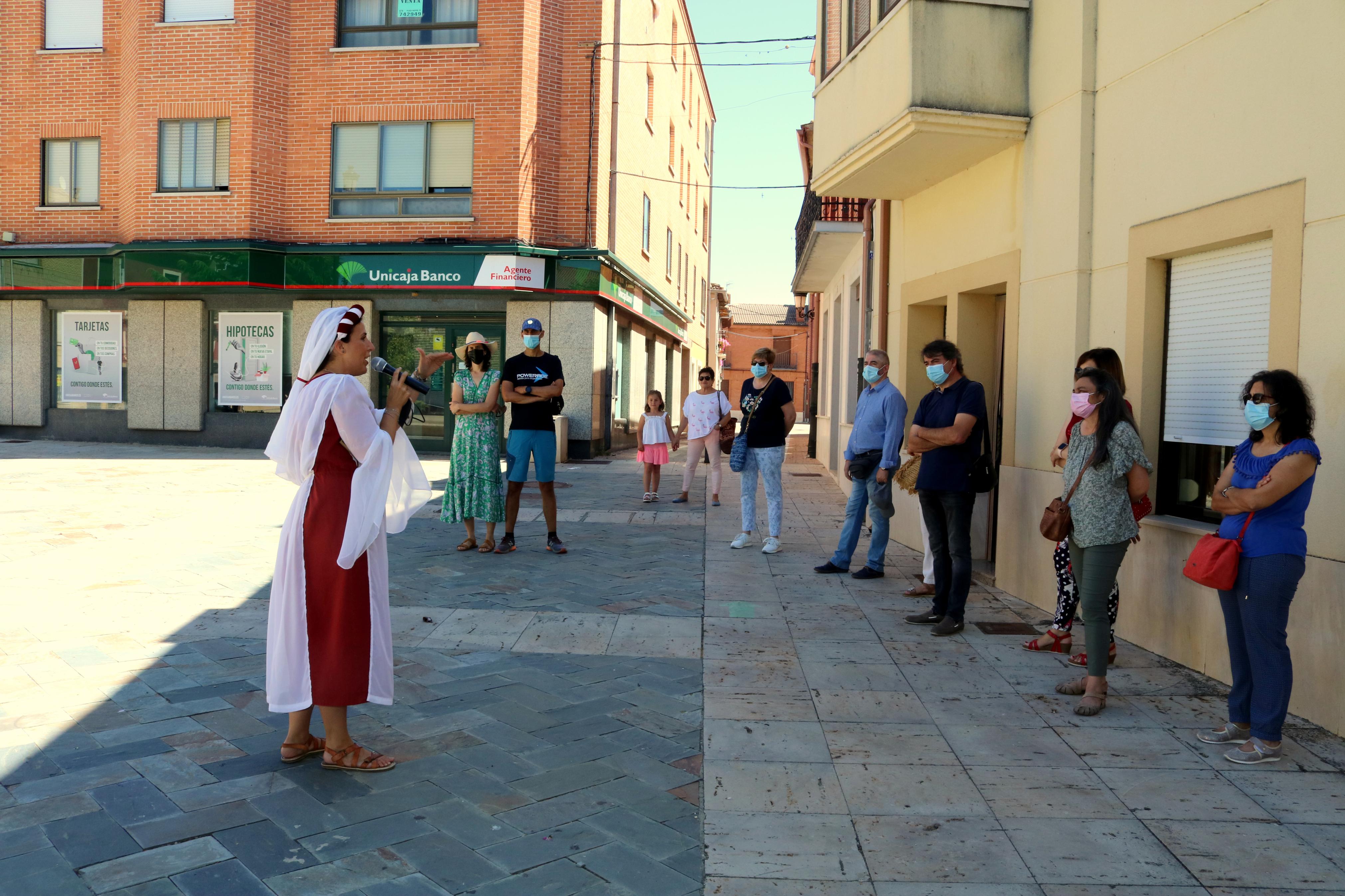 La actriz Erica González, en el papel de la doncella Doña Inés, muestra el patrimonio de Torquemada