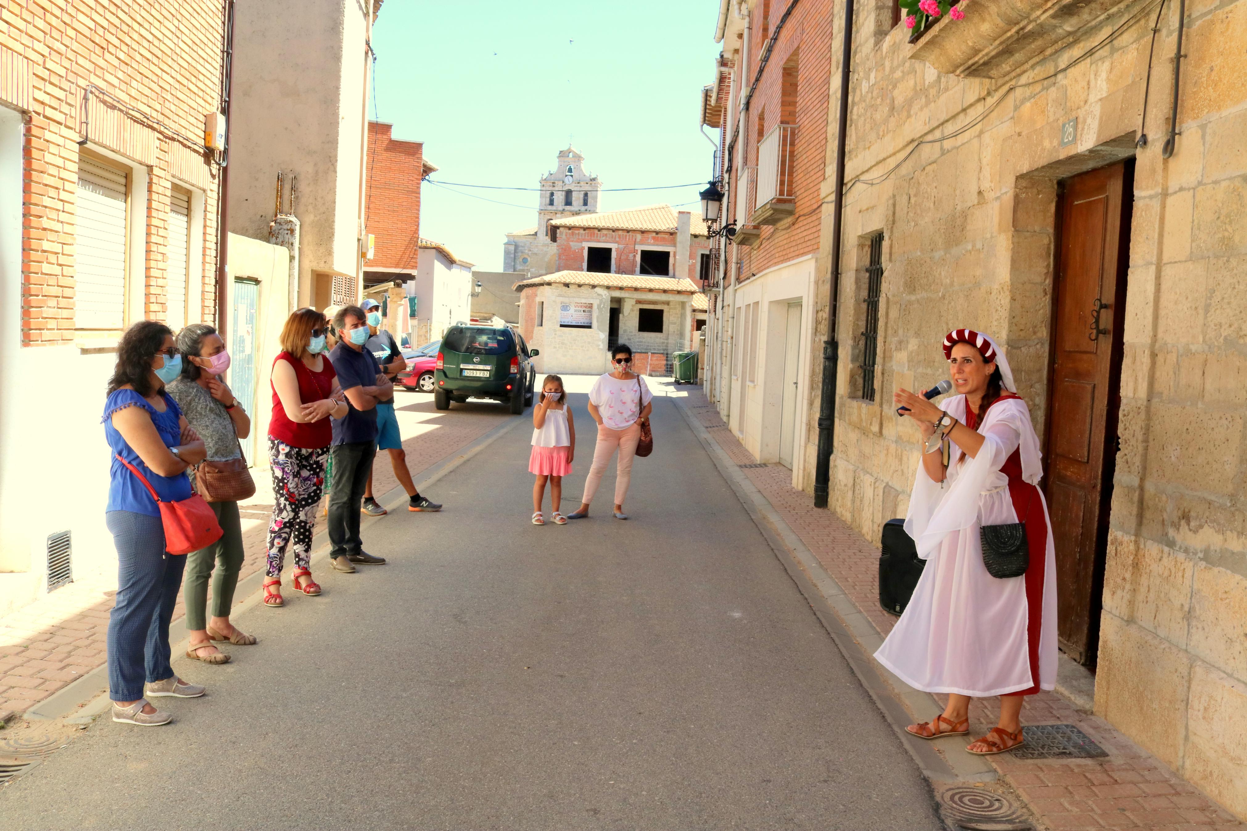 La actriz Erica González, en el papel de la doncella Doña Inés, muestra el patrimonio de Torquemada