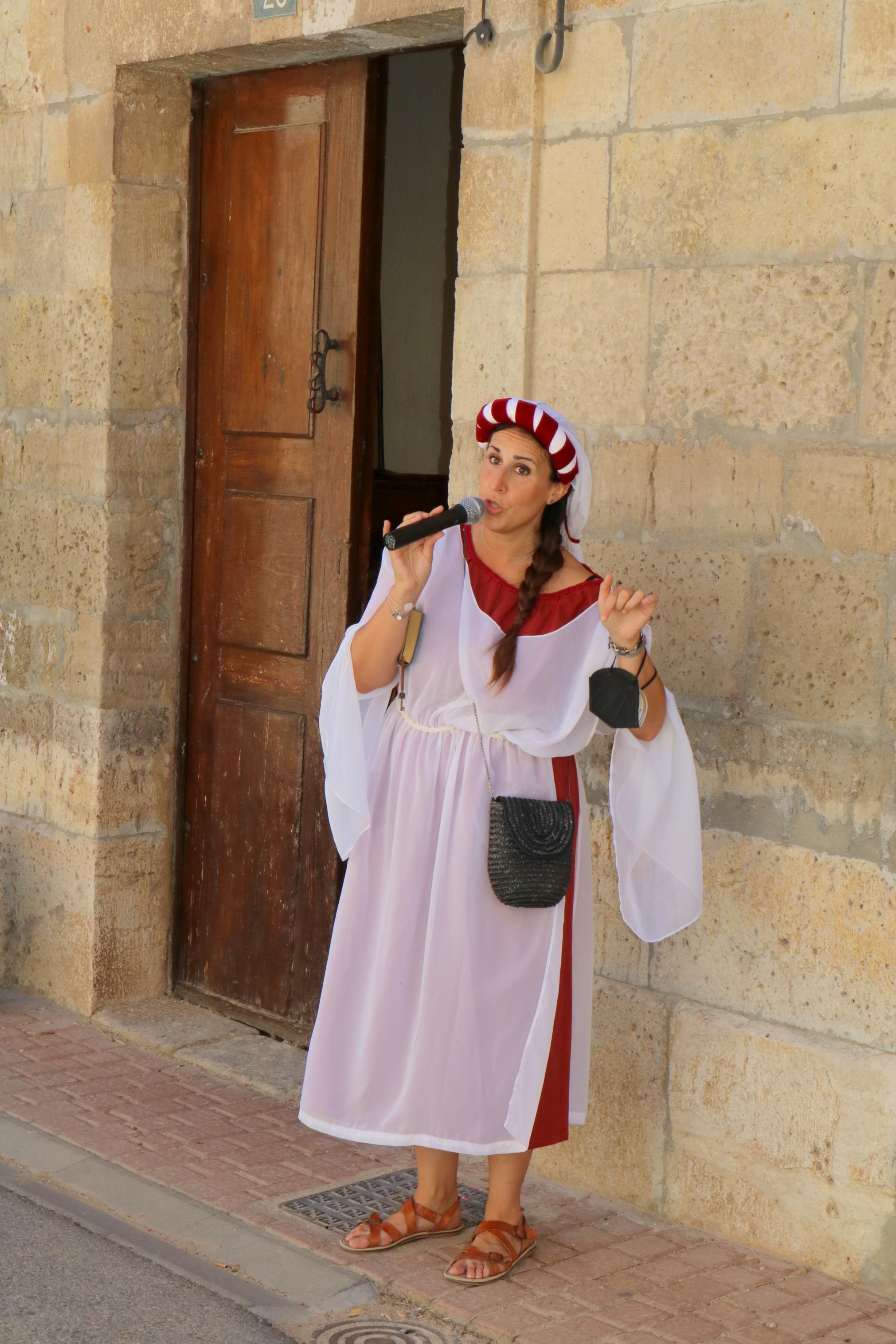 La actriz Erica González, en el papel de la doncella Doña Inés, muestra el patrimonio de Torquemada