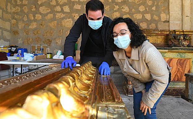Los restauradores Manuel Grueso, y María Luisa López, en la iglesia de Peñaflor. 