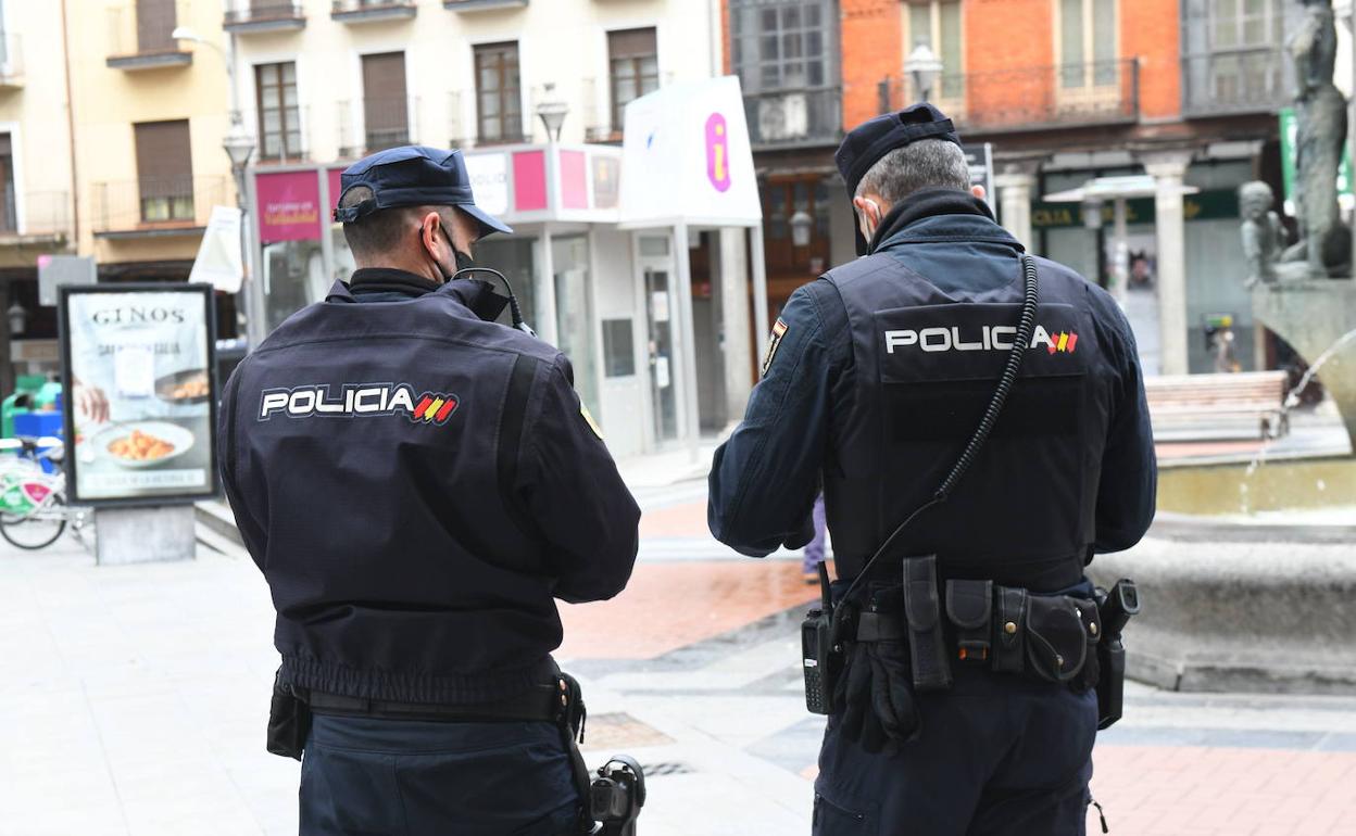 Agentes de la Policía Nacional patrullan en Valladolid.