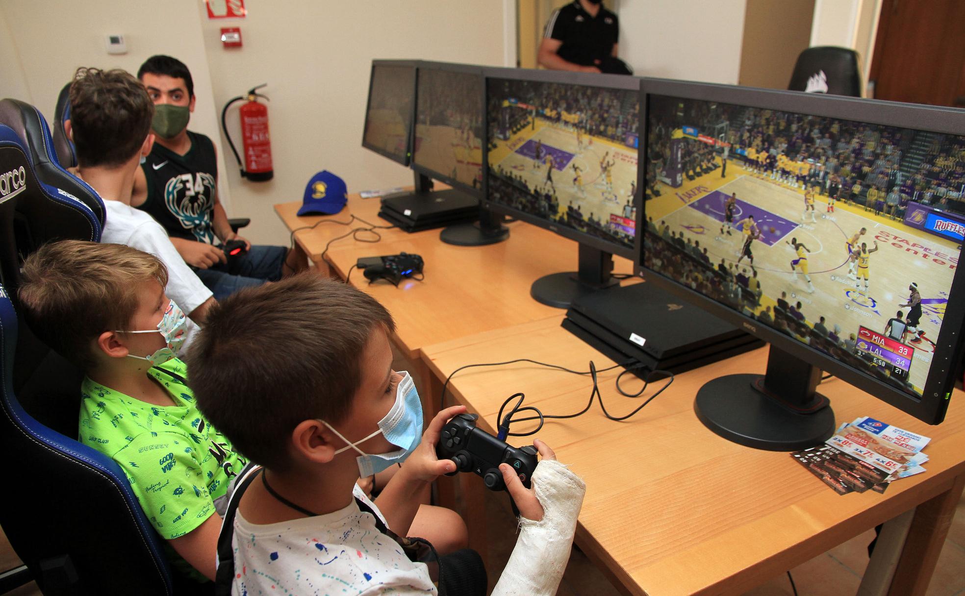 Cuatro jóvenes juegan al videojuego NBA 2K21 durante la jornada celebrada ayer en Bernuy de Porreros.