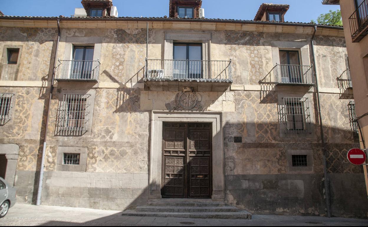 Fachada principal de acceso a la Casa de la Tierra, en la capital segoviana. 