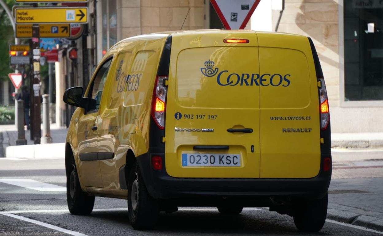 Furgoneta de Correos por las calles de Salamanca 