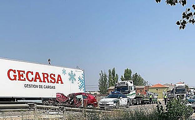 Imagen principal - Coche siniestrado y la retirada del camión por una grúa en Mojados. 