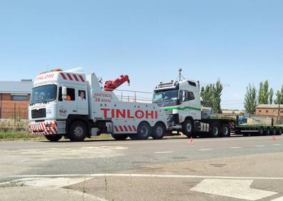 Imagen secundaria 1 - Coche siniestrado y la retirada del camión por una grúa en Mojados. 