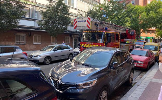 Imagen principal - Bomberos y Policía Local en el lugar del suceso.