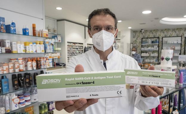 Rafael Martínez enseña los test en la farmacia de la calle Argales, en Delicias. 