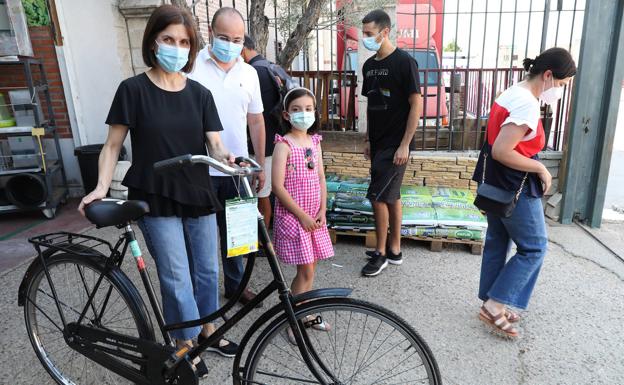 Una familia recoge su bicicleta holandesa.