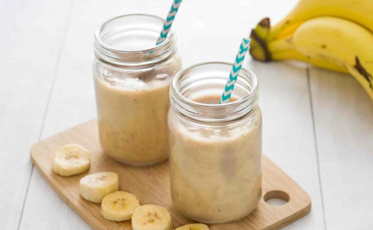 Un 'smoothie' de platano, manzanilla y cereales para hidratarse en el verano