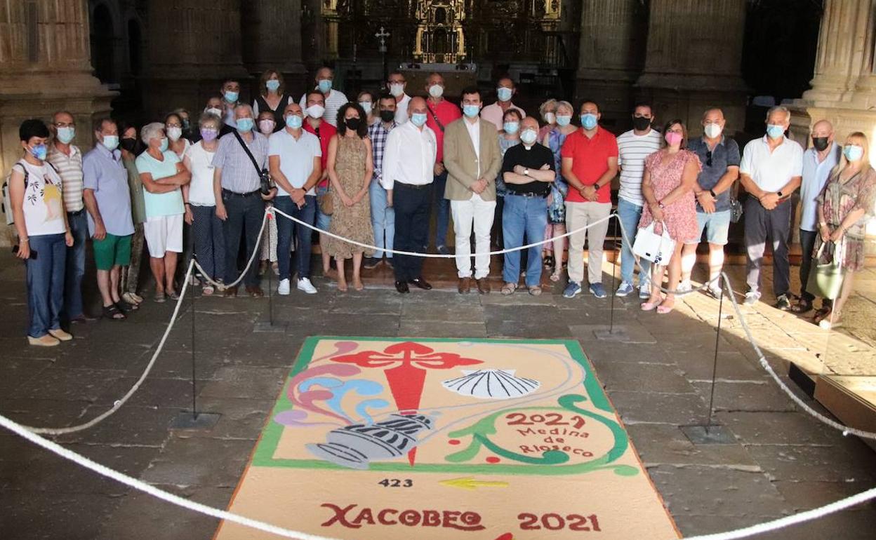 Inauguración de la alfombra floral en la iglesia de Santiago, en Medina de Rioseco. 