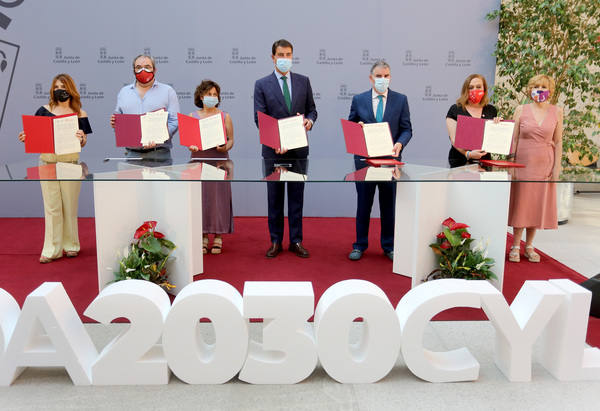 Funcionarios en Castilla y León: Los 88.000 empleados públicos de la administración regional recibirán una subida salarial en 2022