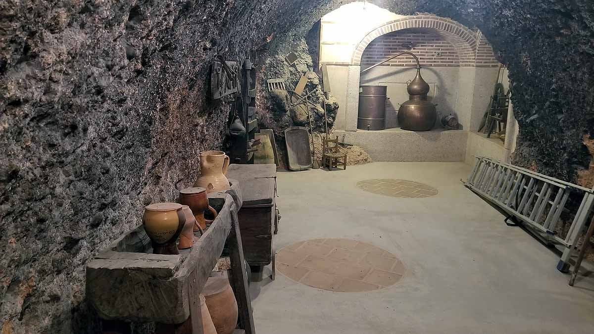 Una de las bodegas restauradas de Covarrubias. Unos diez años en sus ratos libres ha empleado este albañil y vecino de Covarrubias en restaurarla.